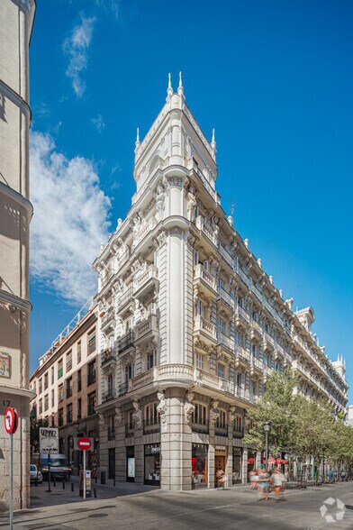 Immeuble residentiel dans Madrid, Madrid à vendre - Photo de l’immeuble – Image 3 sur 3