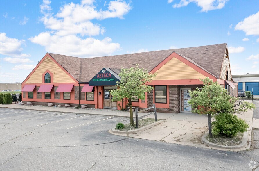 13100 Hall Rd, Sterling Heights, MI à louer - Photo de l’immeuble – Image 2 sur 4