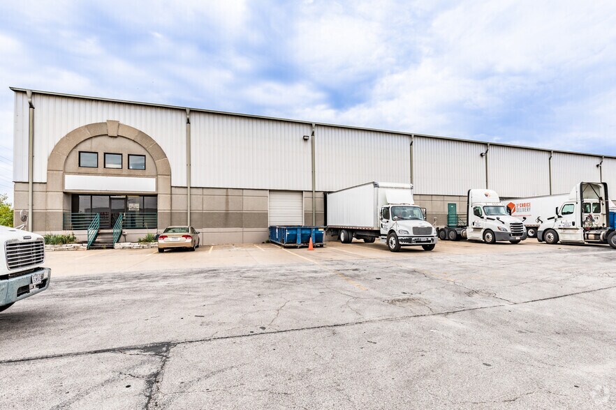 501-535 NW Parkway, Riverside, MO à louer - Photo de l’immeuble – Image 3 sur 8