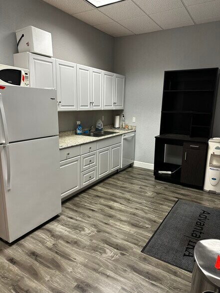 Condo 1-3: 13191 Starkey Rd portefeuille de 3 biens à vendre sur LoopNet.fr - Photo intérieure – Image 2 sur 15
