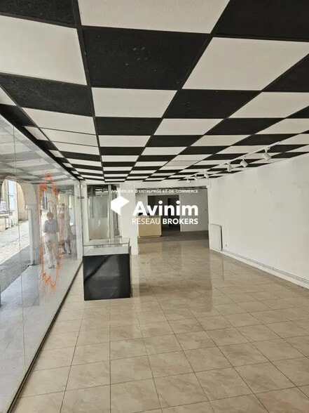 Local commercial dans Laval à louer - Photo intérieure – Image 3 sur 9
