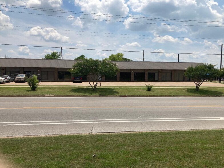 2700 Finfeather Rd, Bryan, TX à vendre - Photo de l’immeuble – Image 2 sur 2