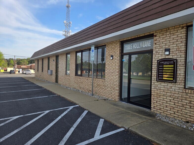 11885 Holly Ln, Waldorf, MD à louer - Photo de l’immeuble – Image 1 sur 12