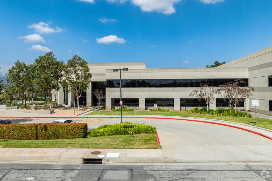 300 N Lone Hill Ave, San Dimas, CA à louer - Photo de l’immeuble – Image 2 sur 7
