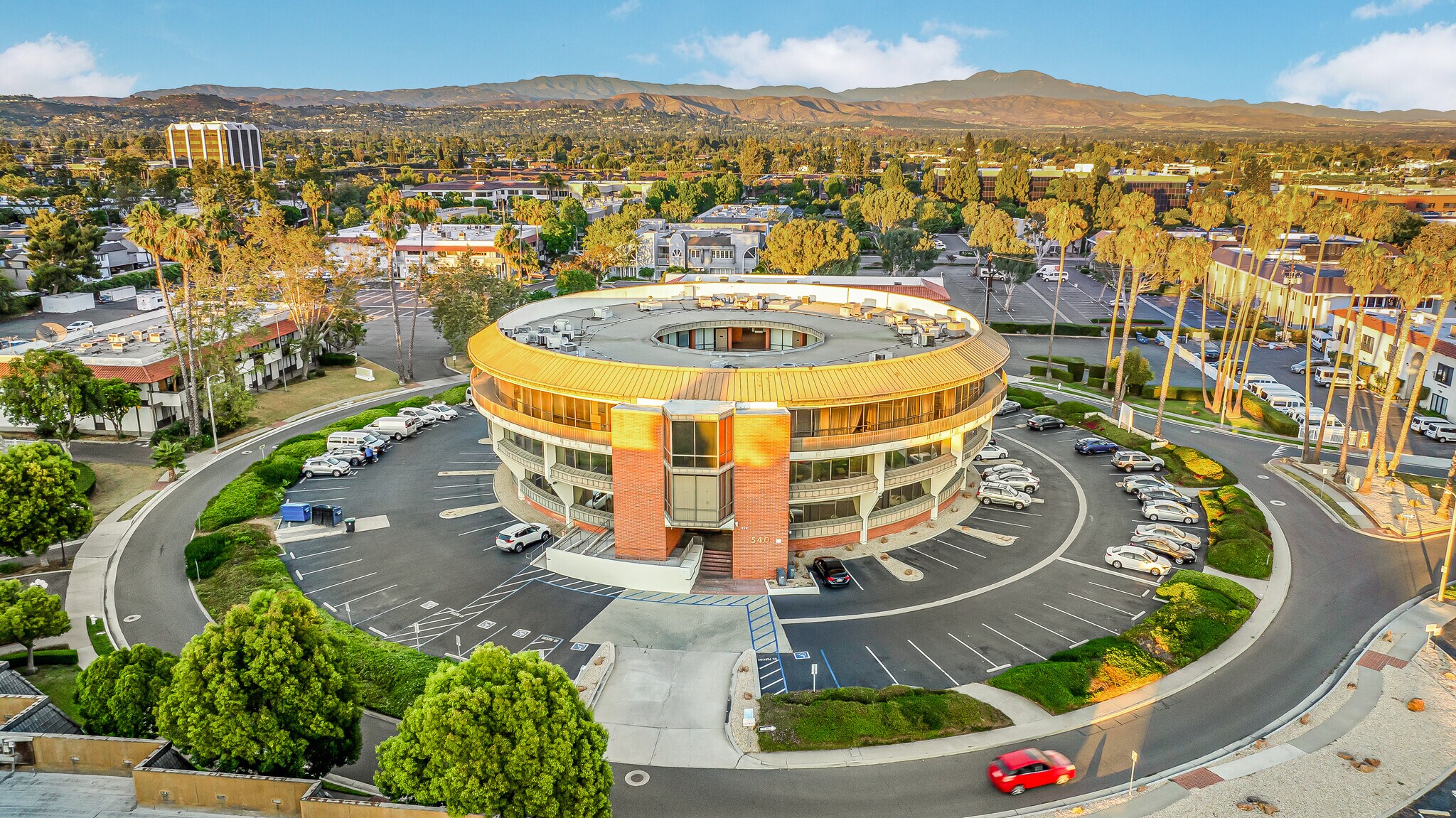 540 N Golden Circle Dr, Santa Ana, CA à vendre Photo de l’immeuble– Image 1 sur 8