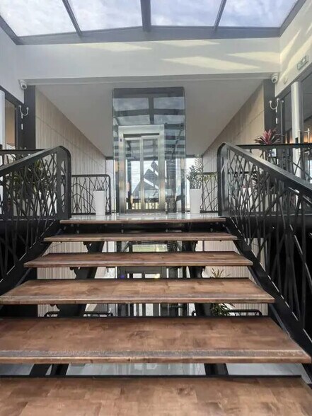 Bureau dans Bussy-Saint-Martin à louer - Hall d’entrée – Image 1 sur 3