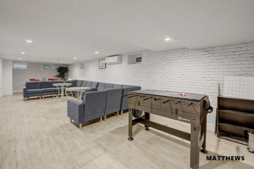 6147 Woodbine St, Ridgewood, NY à vendre - Photo de l’immeuble – Image 3 sur 6