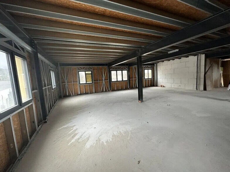 Bureau dans Saint-Maximin-la-Sainte-Baume à vendre - Photo de l’immeuble – Image 2 sur 7
