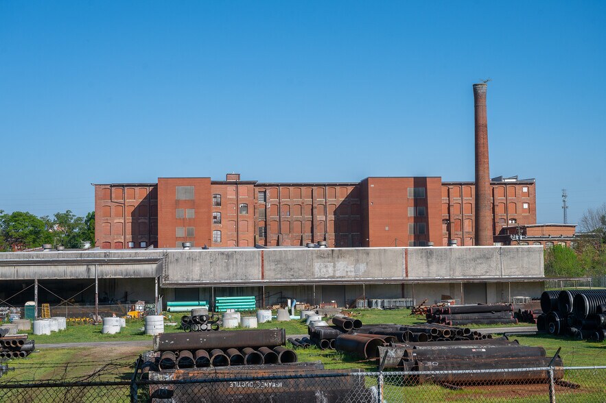 The Gainesville Mill portefeuille de 3 biens à vendre sur LoopNet.fr - Photo de l’immeuble – Image 2 sur 7