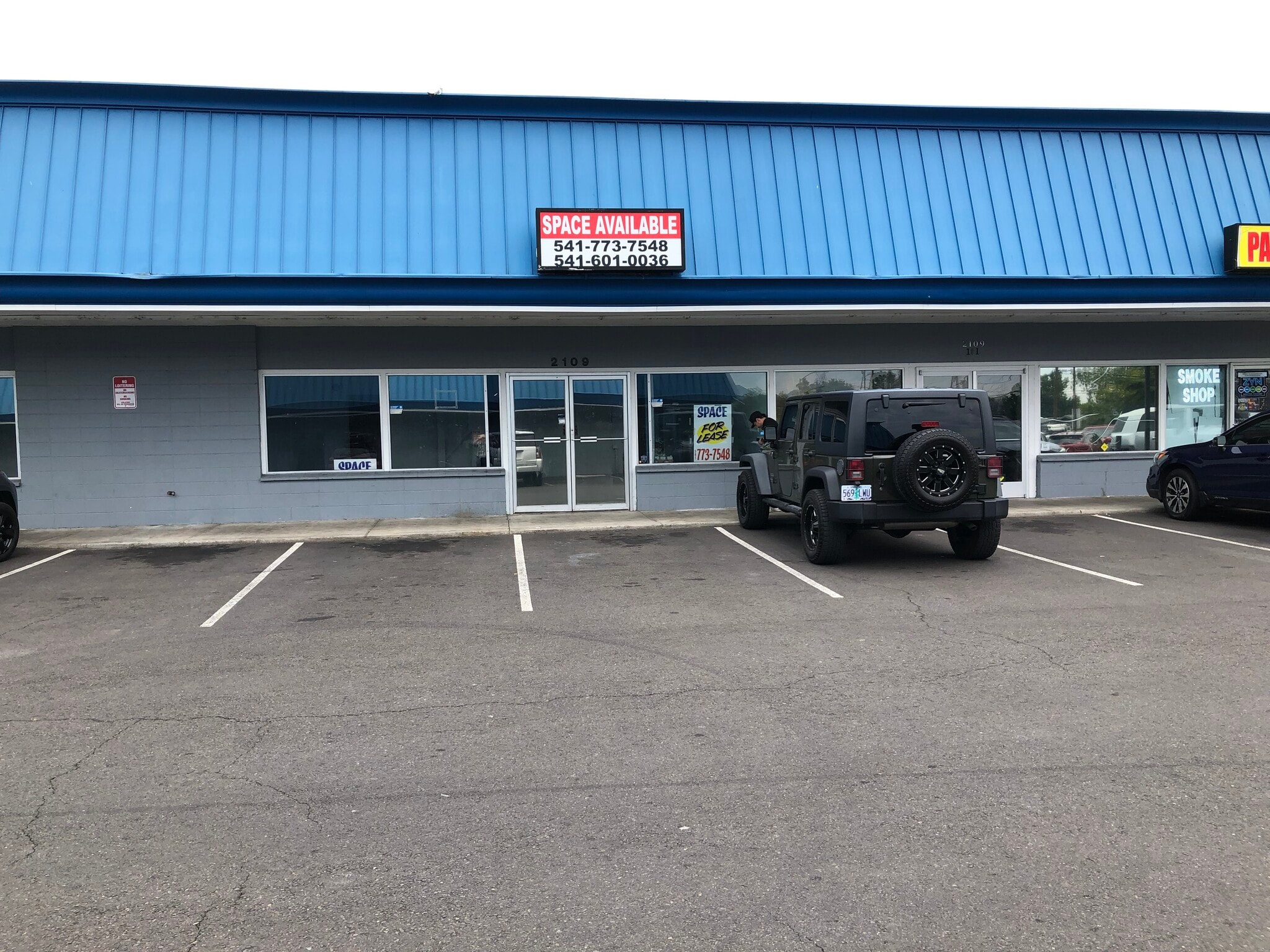 2109 Roberts Rd, Medford, OR à louer Photo de l’immeuble– Image 1 sur 7
