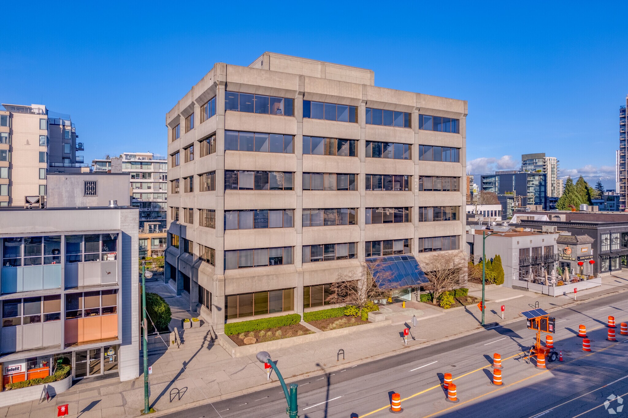 1665 W Broadway, Vancouver, BC à louer Photo principale– Image 1 sur 7