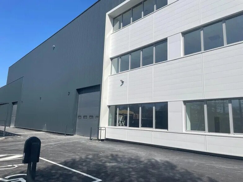 Local d’activités dans Villeneuve-la-Garenne à louer - Photo de l’immeuble – Image 3 sur 14