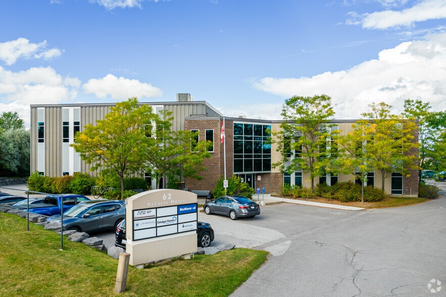 62 Steacie Dr, Ottawa, ON à louer - Photo principale – Image 1 sur 11