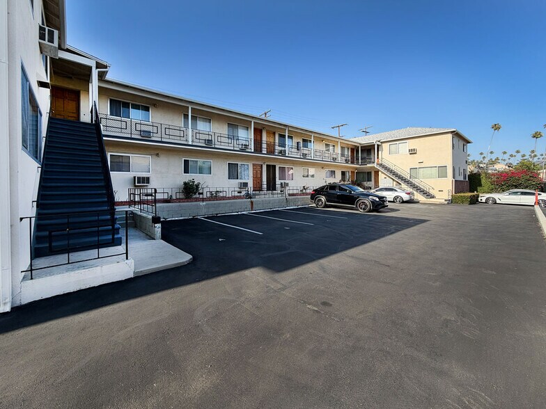 1247 Viola Ave, Glendale, CA à vendre - Photo de l’immeuble – Image 1 sur 9