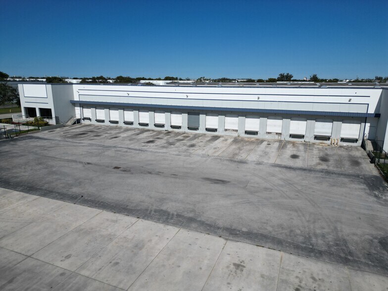 9851 Nw 106th St, Medley, FL à louer - Photo de l’immeuble – Image 2 sur 2