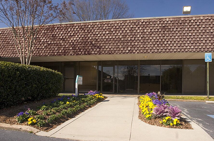 6825 Jimmy Carter Blvd, Norcross, GA à louer - Photo de l’immeuble – Image 3 sur 12