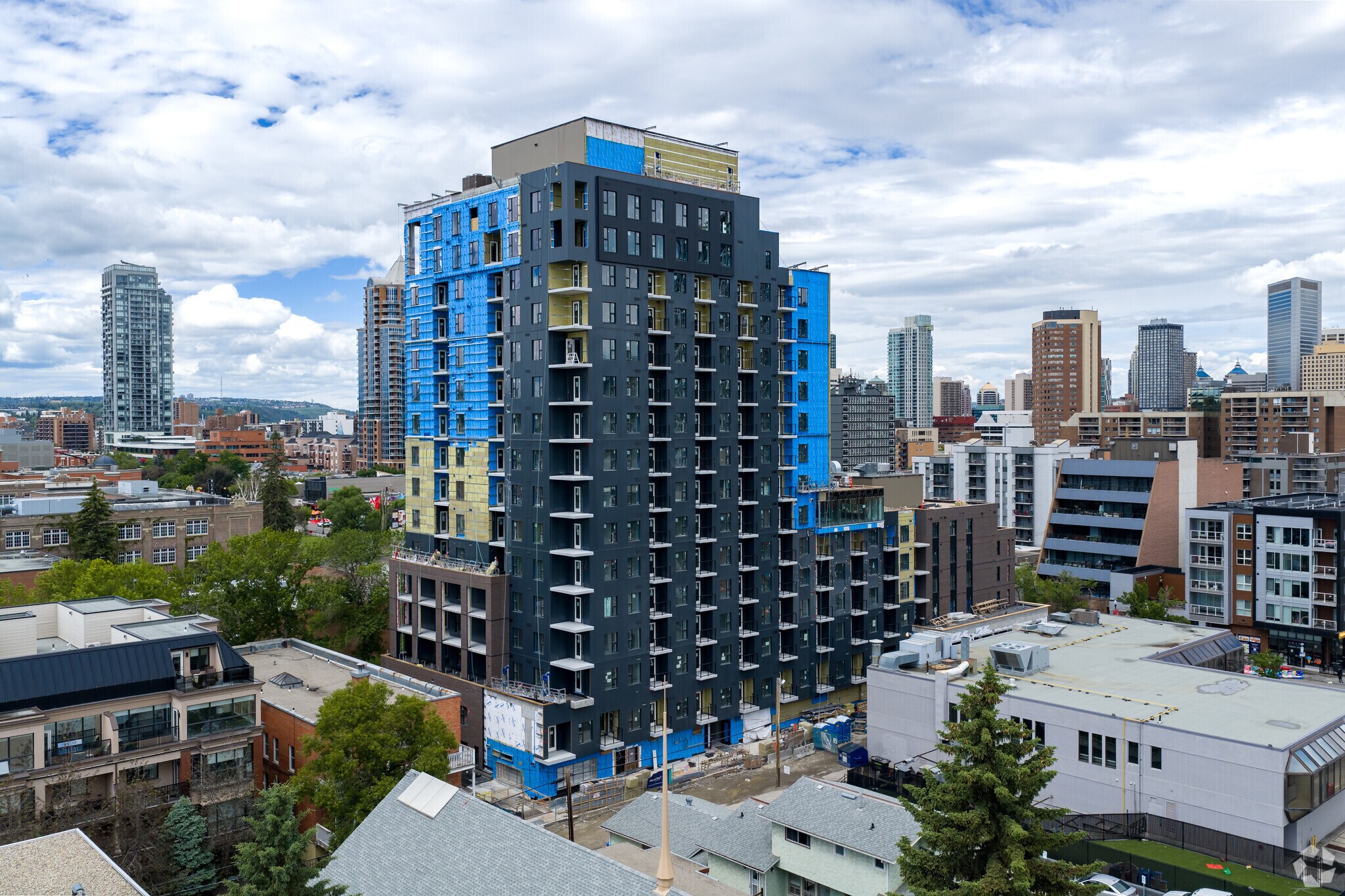 615 17 Ave SW, Calgary, AB à louer Photo principale– Image 1 sur 4