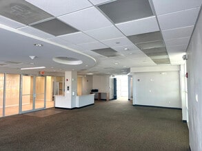 701-707 NW 57th Ave, Miami, FL à louer Photo de l’immeuble– Image 1 sur 5