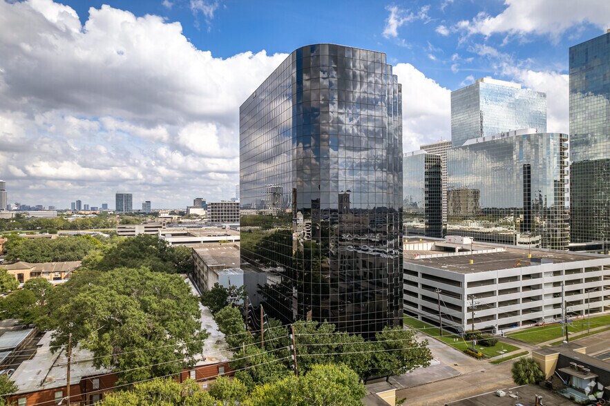 3555 Timmons Ln, Houston, TX à louer - Photo de l’immeuble – Image 2 sur 12