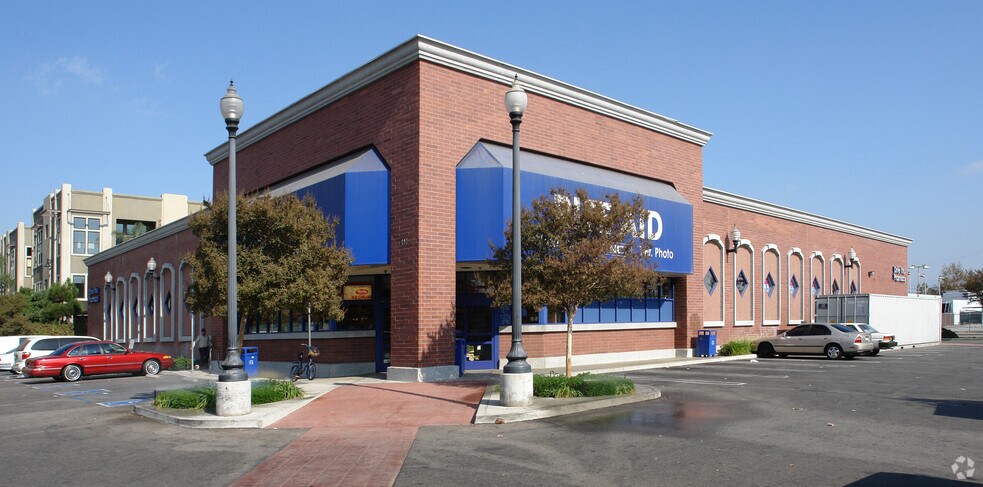 111 N Main St, Santa Ana, CA à louer - Photo principale – Image 1 sur 5