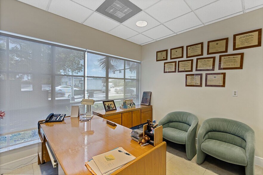 100 E Commercial Blvd, Fort Lauderdale, FL à louer - Photo de l’immeuble – Image 3 sur 7