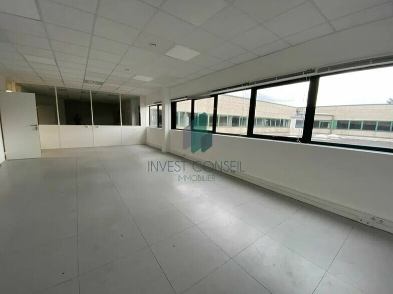 Local d’activités dans Gennevilliers à louer - Photo de l’immeuble – Image 3 sur 9