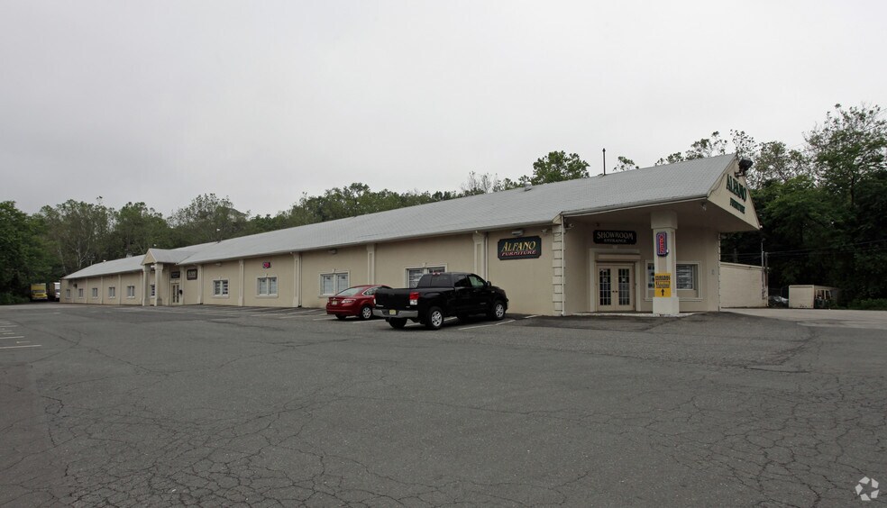17 Memorial Dr, Paterson, NJ à louer - Photo principale – Image 1 sur 6