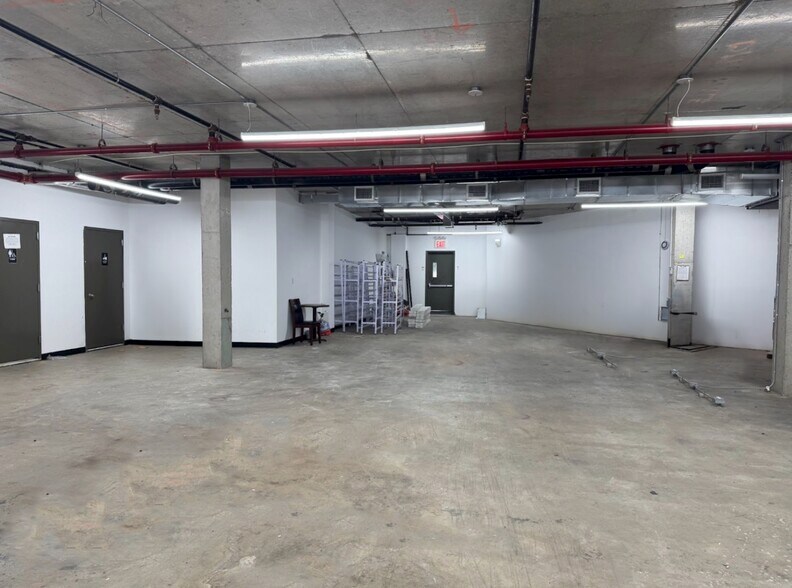 62-41 Forest Ave, Flushing, NY à louer - Photo de l’immeuble – Image 3 sur 7