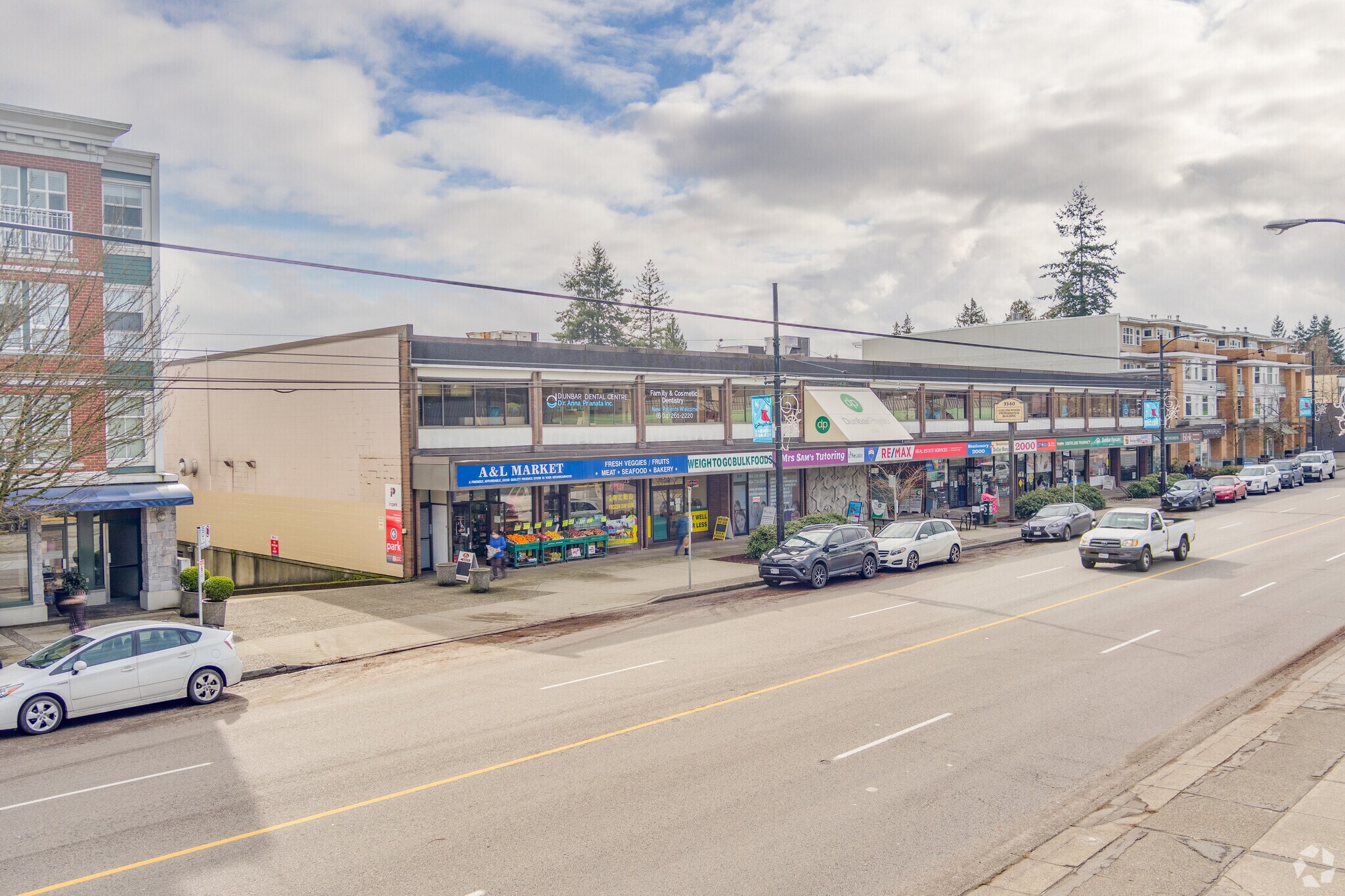 3522-3560 41st Av W, Vancouver, BC à louer Photo de l’immeuble– Image 1 sur 6