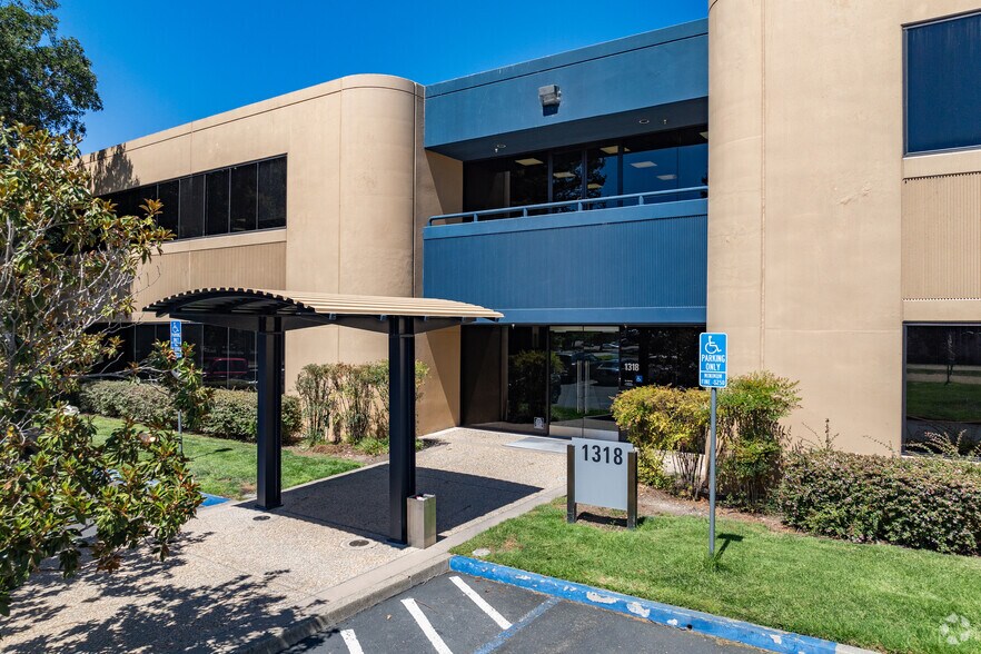 1318 Redwood Way, Petaluma, CA à louer - Photo de l’immeuble – Image 2 sur 3