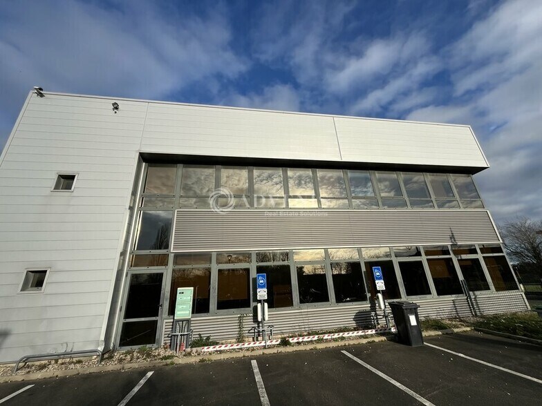 Industriel/Logistique dans Coignières à louer - Photo de l’immeuble – Image 1 sur 4