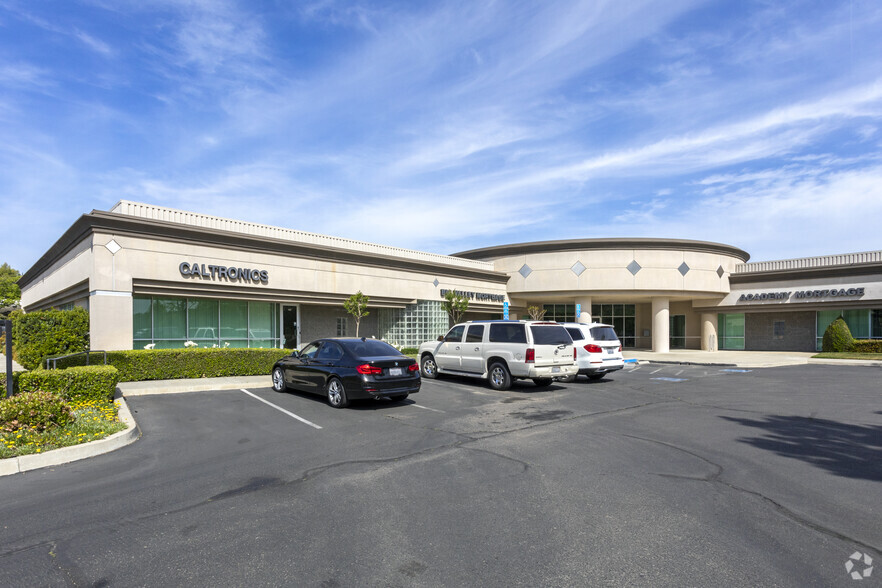 7485 N Palm Ave, Fresno, CA à louer - Photo de l’immeuble – Image 2 sur 6
