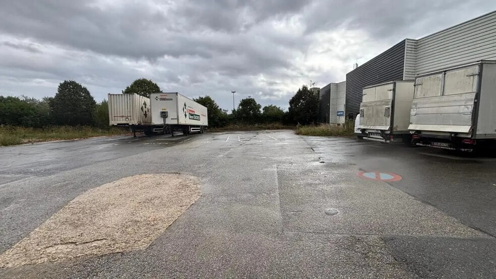 2 Avenue Des 3 Peuples, Montigny-le-Bretonneux à louer - Photo de l’immeuble – Image 3 sur 22