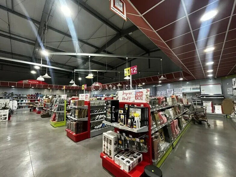 Local commercial dans à louer - Photo de l’immeuble – Image 3 sur 9