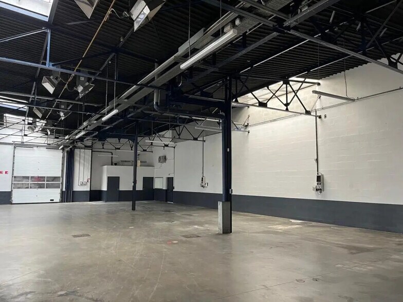 Local d’activités dans Vénissieux à louer - Photo de l’immeuble – Image 3 sur 7