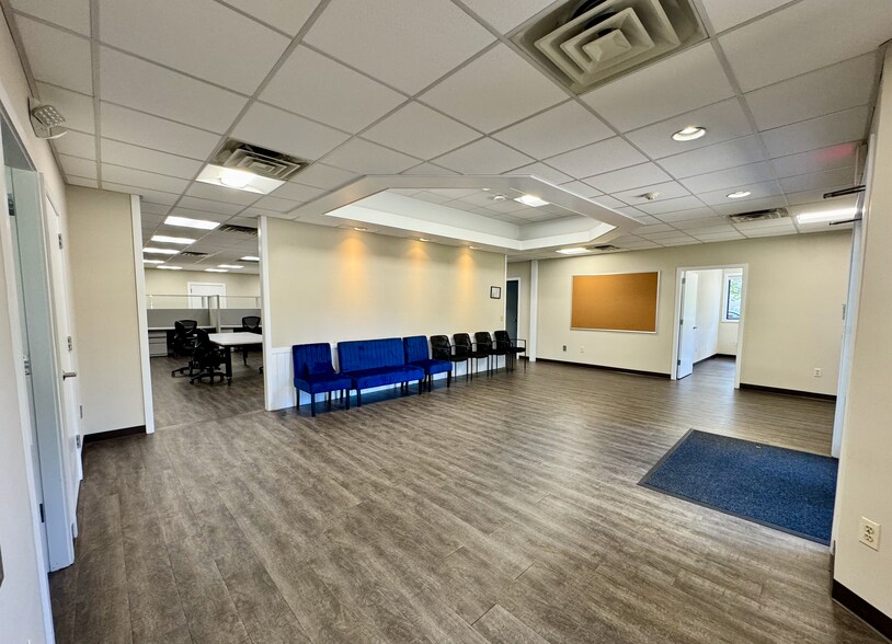 280 Moody St, Ludlow, MA à louer - Photo de l’immeuble – Image 2 sur 8