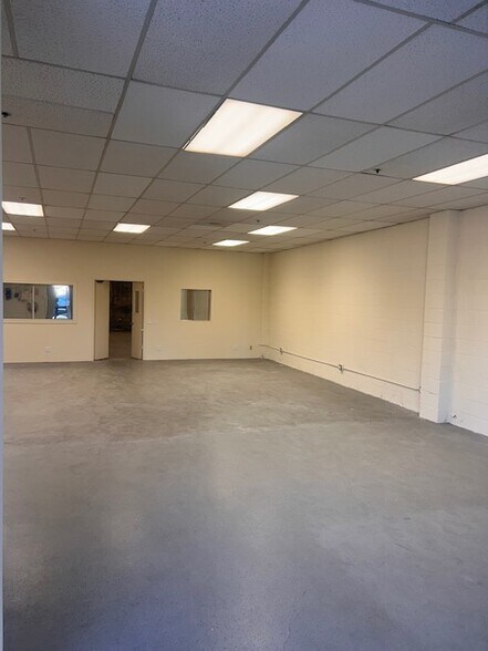 80 W Easy St, Simi Valley, CA à louer - Photo de l’immeuble – Image 3 sur 4