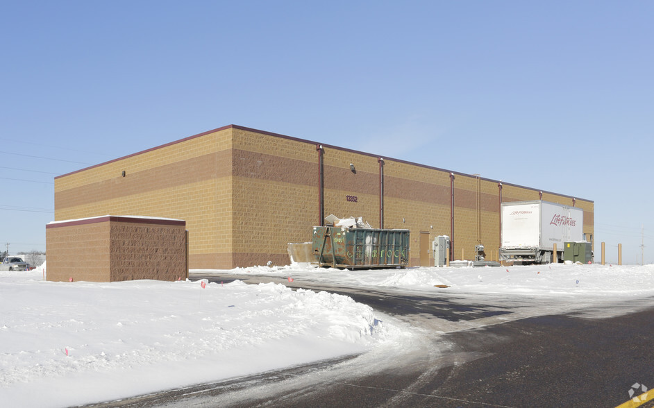 13352 Aberdeen St NE, Ham Lake, MN à louer - Photo de l’immeuble – Image 2 sur 4