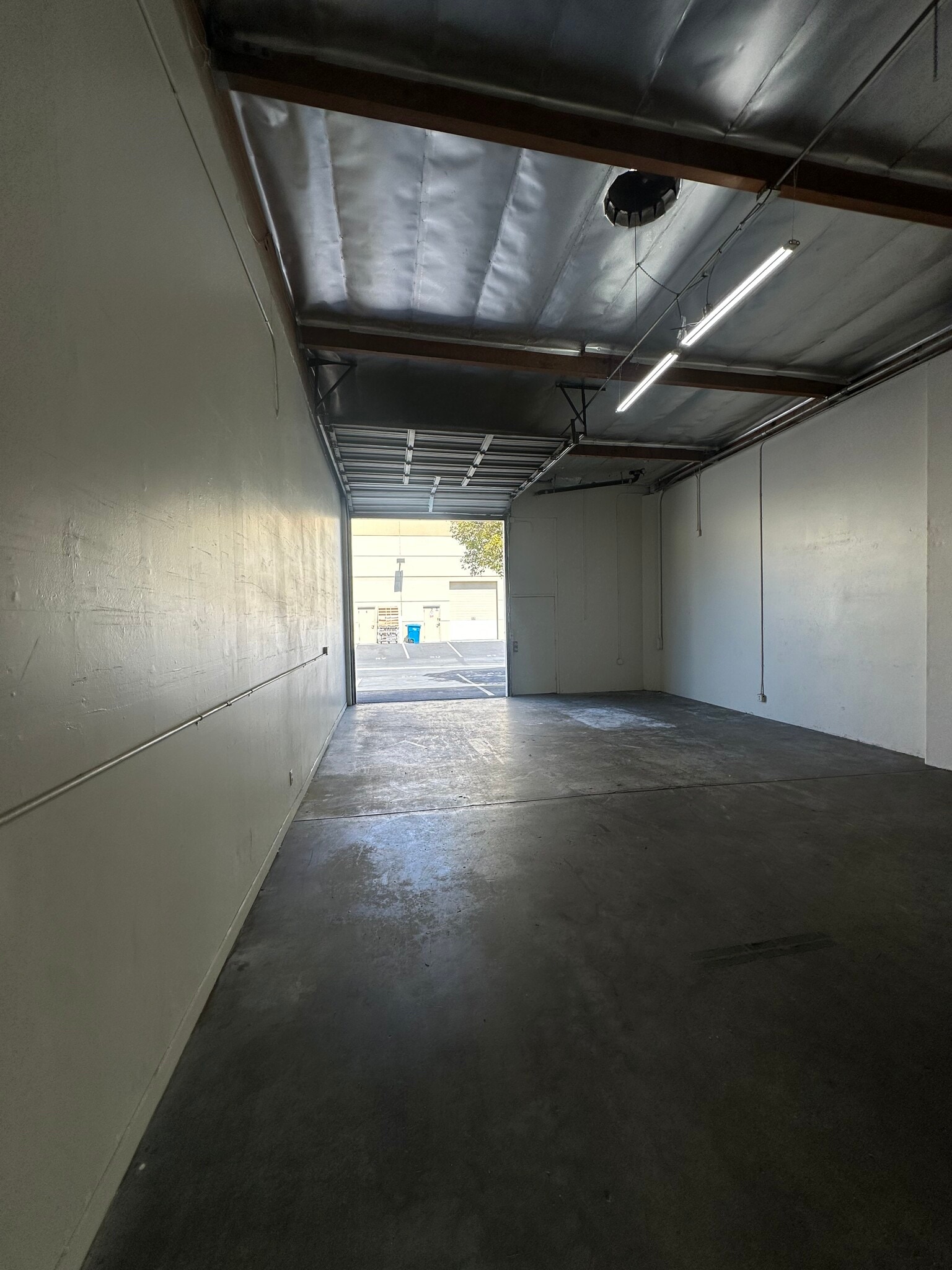 70 Glenn Way, San Carlos, CA à louer Photo de l’immeuble– Image 1 sur 3