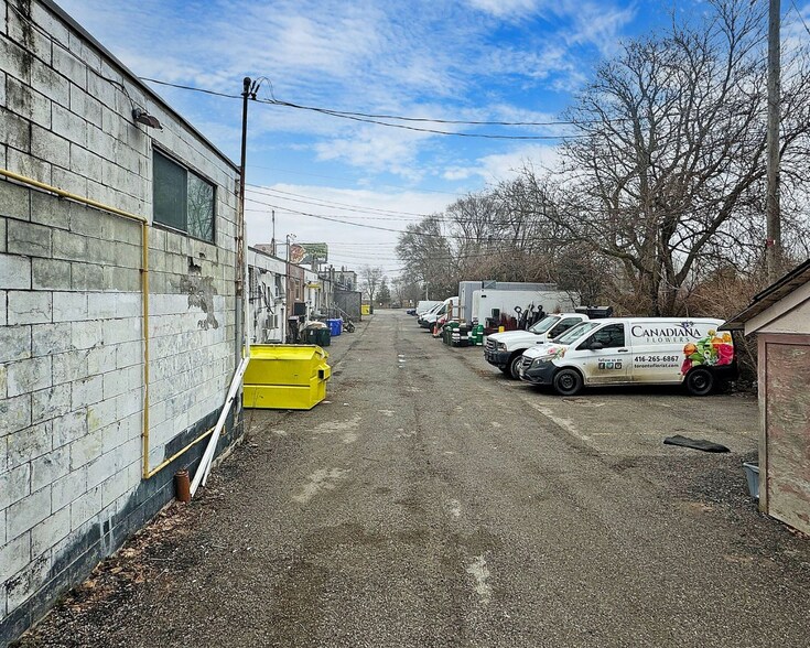 3075-3105 Kingston Rd, Toronto, ON à louer - Photo de l’immeuble – Image 2 sur 11