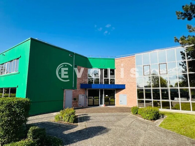 Local d’activités dans Saint-Thibault-des-Vignes à louer - Photo de l’immeuble – Image 1 sur 13