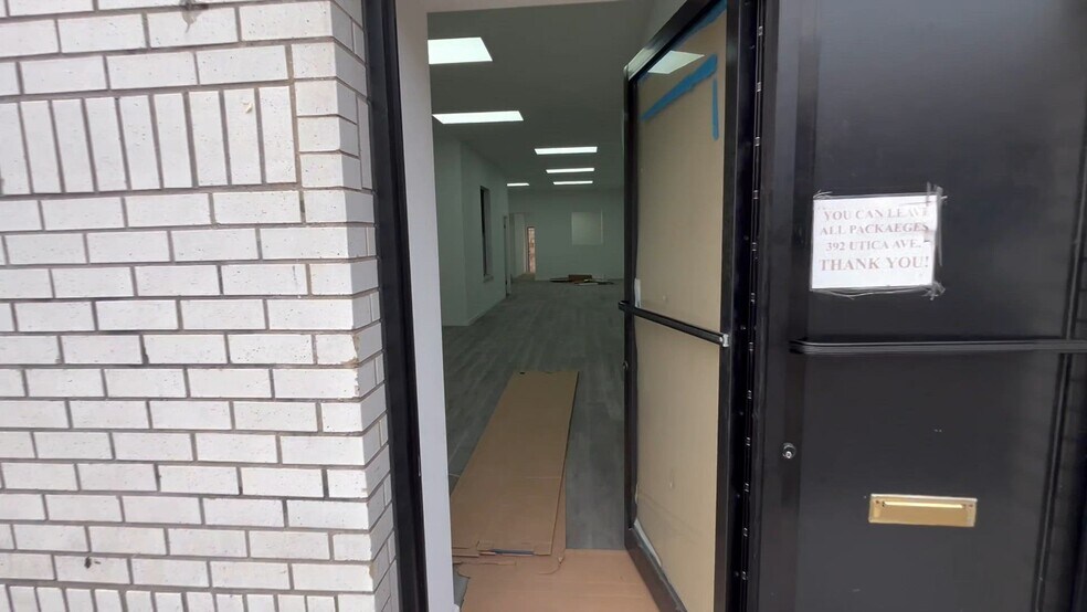 400 Utica Ave, Brooklyn, NY à louer - Vidéo sur l’annonce professionnelle – Image 2 sur 3