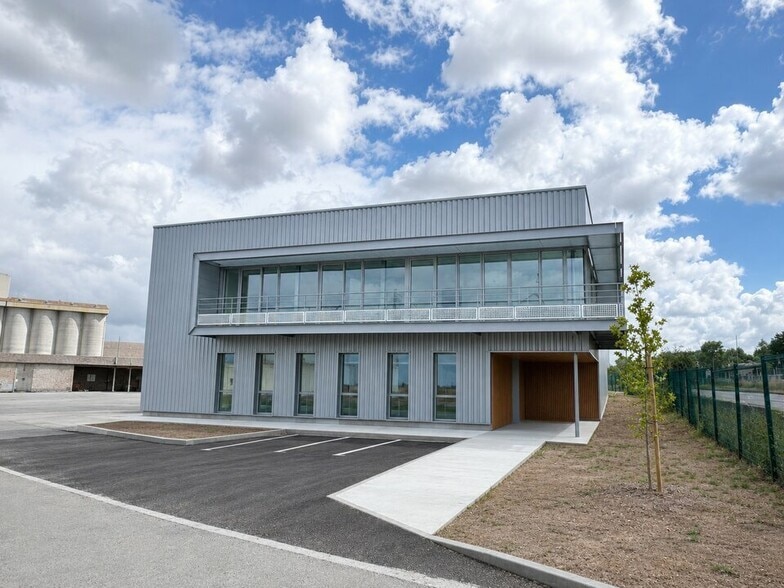 Local d’activités dans Bassens à louer - Photo de l’immeuble – Image 1 sur 9