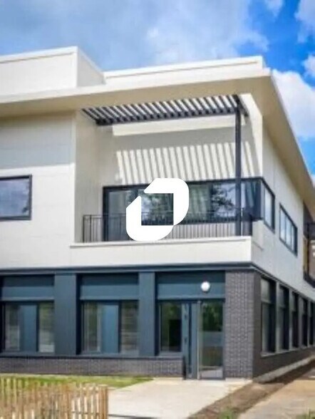 11-15 Rue Des Chevries, Aubergenville à louer - Photo de l’immeuble – Image 2 sur 12