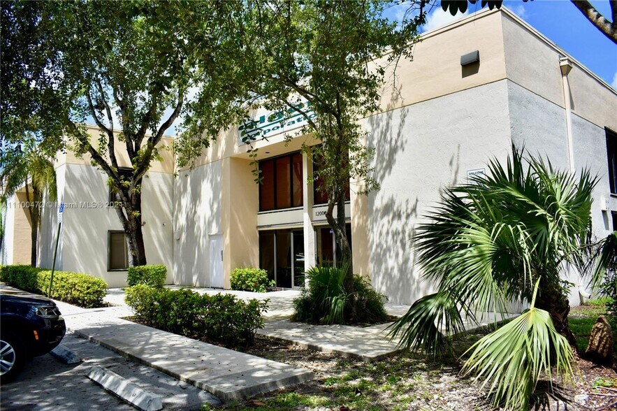 12000-12163 SW 132nd Ct, Miami, FL à vendre - Photo de l’immeuble – Image 1 sur 53