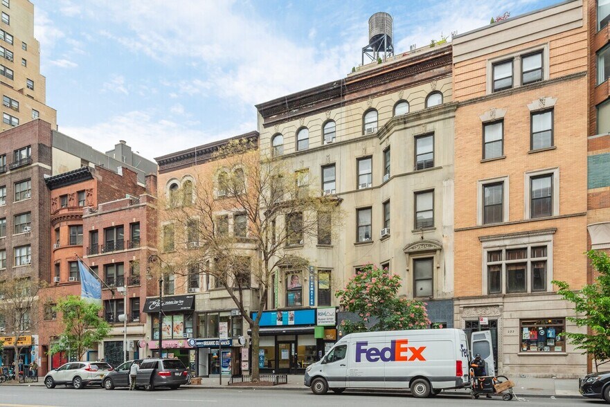 237 W 72nd St, New York, NY à vendre - Photo de l’immeuble – Image 3 sur 18
