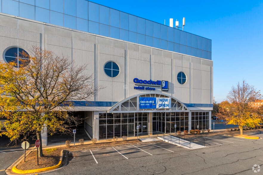 725 Rockville Pike, Rockville, MD à louer - Photo de l’immeuble – Image 3 sur 6