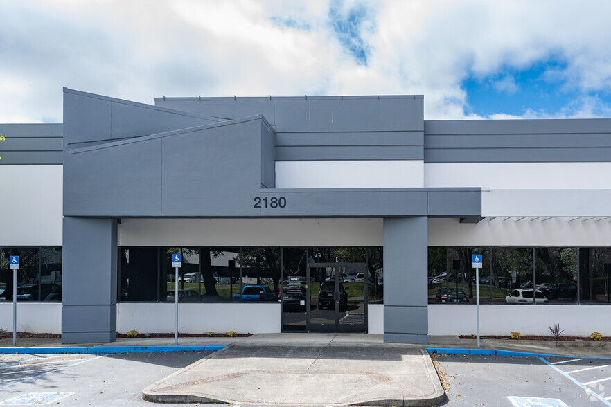 2180 S McDowell Blvd, Petaluma, CA à louer - Photo de l’immeuble – Image 2 sur 7