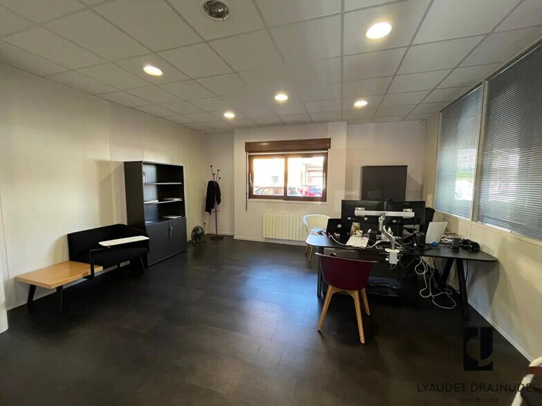 Bureau dans Le Coteau à louer - Photo de l’immeuble – Image 2 sur 3