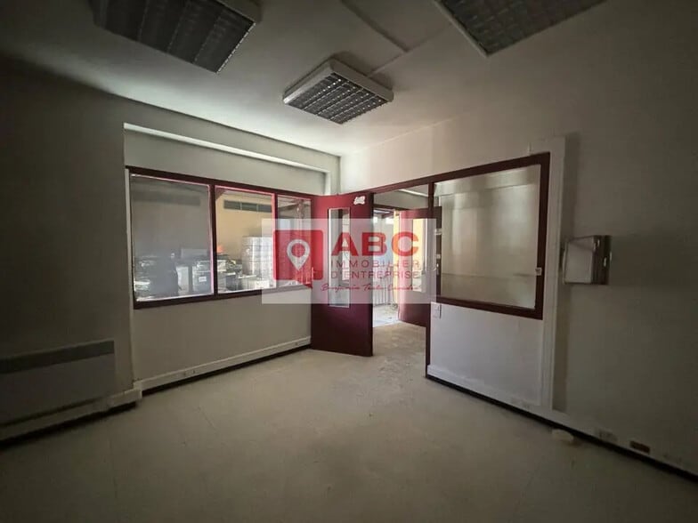 Local d’activités dans Perpignan à louer - Photo de l’immeuble – Image 2 sur 7